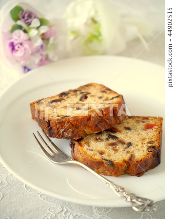 Fruit cake and mini bouquet Fruit cake and mini bouquet 44902515