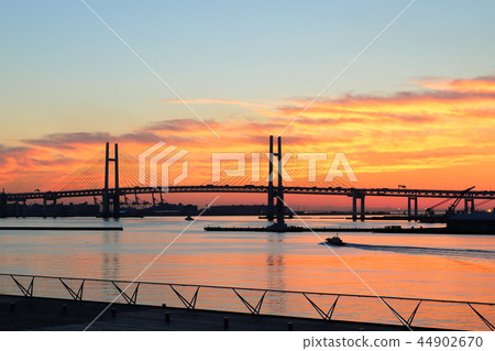 Sunrise at the Yokohama Osan Bridge 44902670