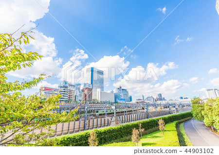 在品川城際周圍的都市風景在晴朗的秋天 44903102