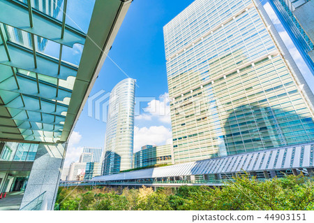 在品川城際周圍的都市風景在晴朗的秋天 在品川城際周圍的都市風景在晴朗的秋天 44903151