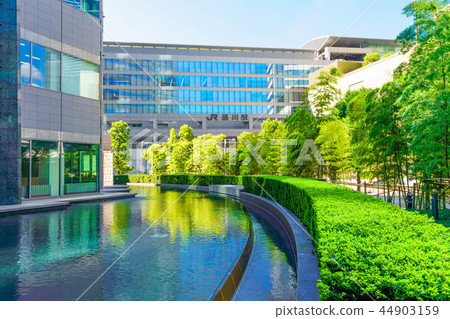 Urban scenery around the Shinagawa Intercity in the autumn sunny 44903159