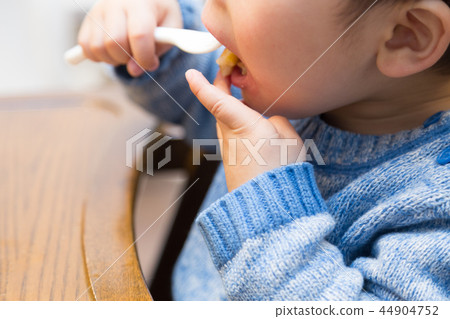Children who eat rice 44904752