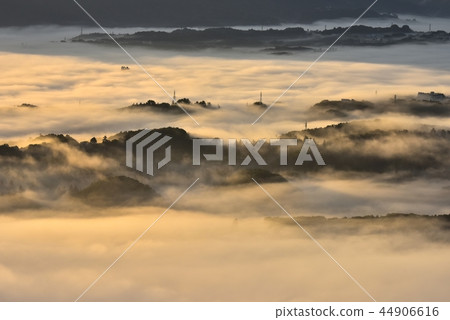 早晨薄霧雲彩和小山在早晨太陽發光的Chichibu盆地的 44906616