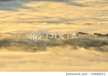 早晨薄霧雲彩和小山在早晨太陽發光的Chichibu盆地的 44906623