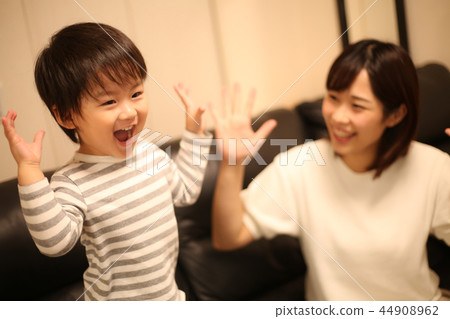 Smile parent and child 44908962