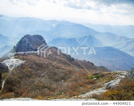 Hapcheon與槭樹葉子的秋天風景 Hapcheon與槭樹葉子的秋天風景 44909921