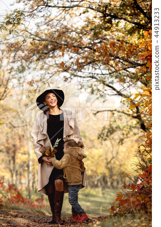 charming beautiful mother walks with little daughter girl charming beautiful mother walks with little daughter girl 44913233