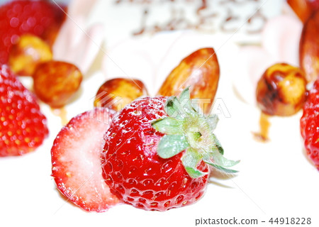 Strawberry cake 44918228