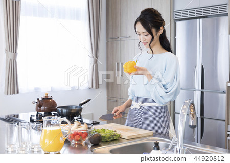 A woman to cook A woman to cook 44920812