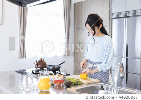 A woman to cook A woman to cook 44920813