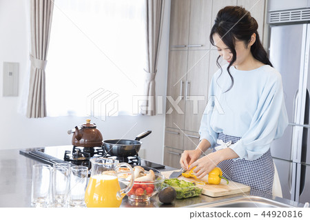 A woman to cook A woman to cook 44920816