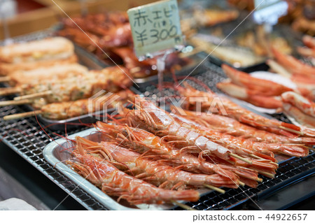 與新鮮蔬菜和海鮮的烤大蝦 44922657