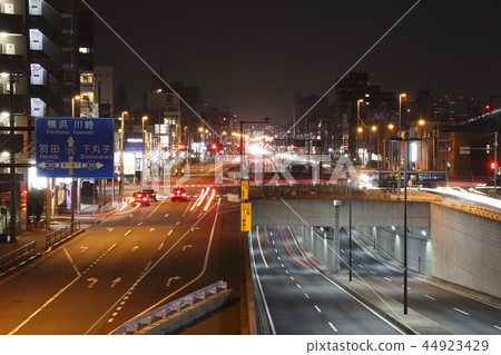 Minami-Kamata交叉口和地下通道在晚上 44923429