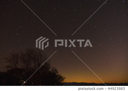 Mountain's Starry Sky 44923983