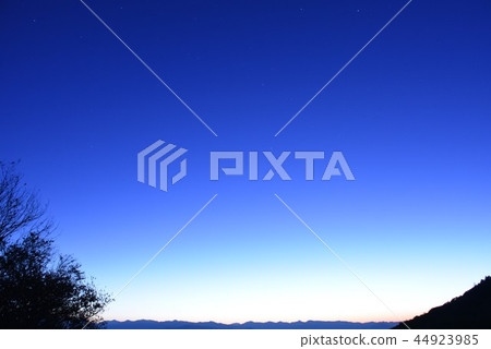 Near dawn Near dawn 44923985