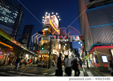 在日本的東京都市風景我在晚上看新橋和汐留的摩天大樓（屏幕左上）等。 44925490