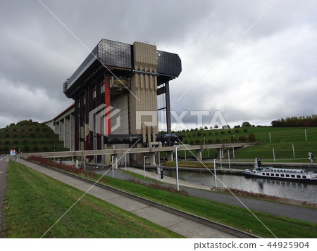 全世界最大的 設施 機構 44925904