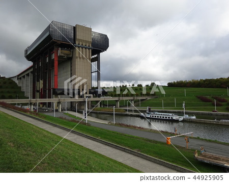 全世界最大的 設施 機構 44925905