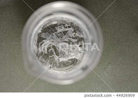 Chemical glass with crystals of salicylic acid  44926909