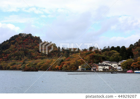 十和田湖(青森縣)的秋葉風景 十和田湖(青森縣)的秋葉風景 44929207