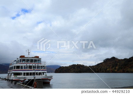 秋葉風景和十和田湖的旅遊船(青森縣) 秋葉風景和十和田湖的旅遊船(青森縣) 44929210