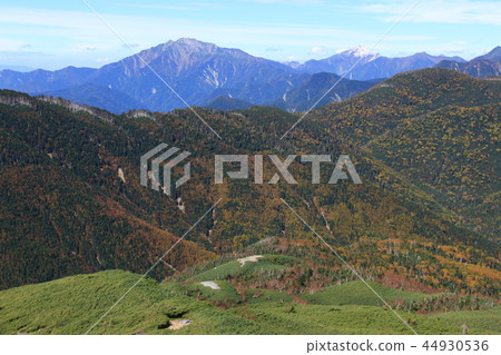 A way to the summit of Shiomiyama in the Southern Alps From Mt. Hahatakake to Senjogatake, distant views of Kaikomagagatake 44930536