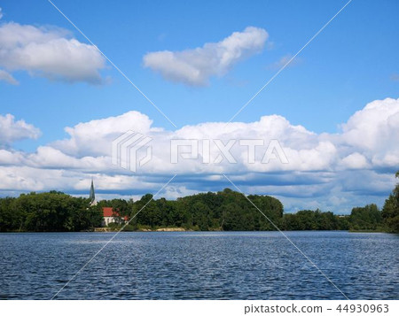 Kochness Lutheran教堂和Dam Lake（拉脫維亞） 44930963