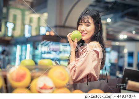 購物生活方式女性女士女性青年青年購物車 44934074