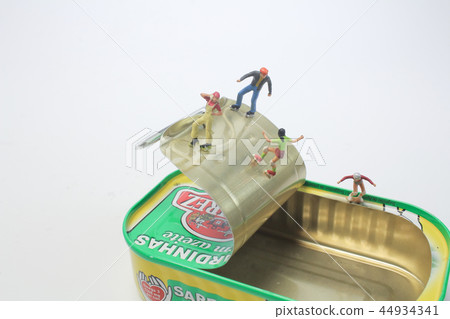 the Mini roller skating figures on the can 44934341