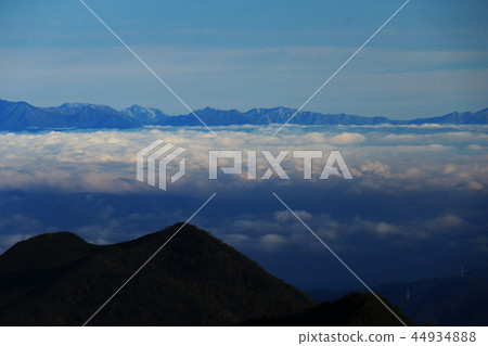 通往Hondani山脊線的南阿爾卑斯山Shiomidake North Alps Kenedake Tateyama山脈遠眺的方式 通往Hondani山脊線的南阿爾卑斯山Shiomidake North Alps Kenedake Tateyama山脈遠眺的方式 44934888