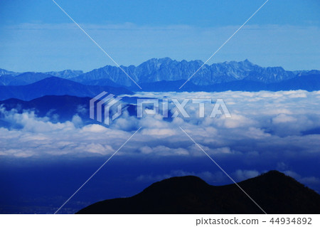 通往Hondani山脊線的南阿爾卑斯山Shiomitake峰頂北阿爾卑斯山瑞穗塔卡山脈的遠景 通往Hondani山脊線的南阿爾卑斯山Shiomitake峰頂北阿爾卑斯山瑞穗塔卡山脈的遠景 44934892