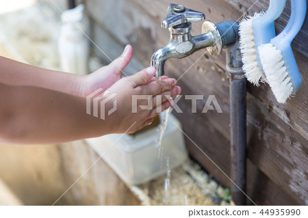 A child washing hands 44935990