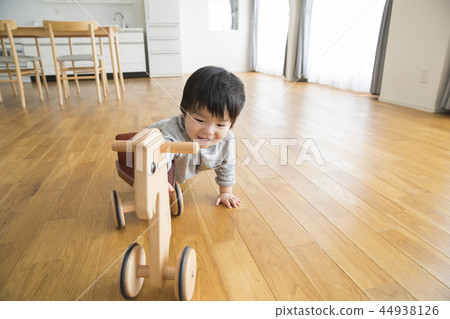 男孩和一匹木馬一起玩 44938126