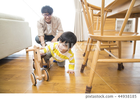 男孩和一匹木馬一起玩 44938185