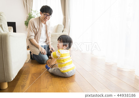 男孩和一匹木馬一起玩 44938186