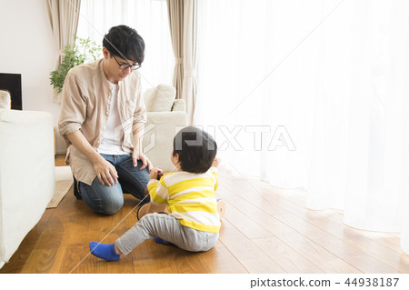 男孩和一匹木馬一起玩 44938187