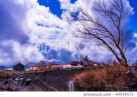 (Shizuoka Prefecture) Mt. Fuji, Table Fuji Miyaguchi 5th Station Rest House Autumn leaves and snowfall 44939572