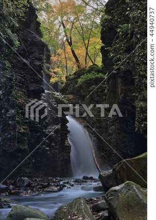 Sukkananzawa Yuhi瀑布(秋天) Sukkananzawa Yuhi瀑布(秋天) 44940737