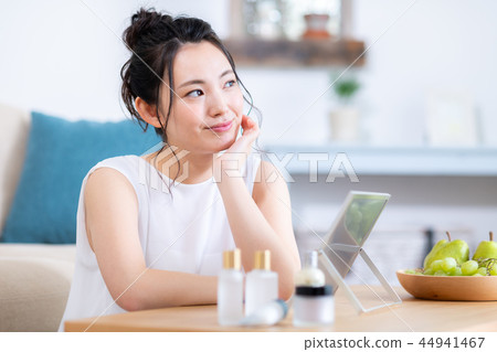 young woman      44941467