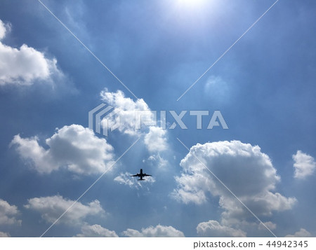 飛機和雲 飛機和雲 44942345