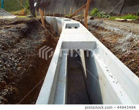 為防止斜坡防災工程設置雨水排水溝 44943494