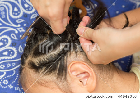 做編織女兒的母親 做編織女兒的母親 44948016