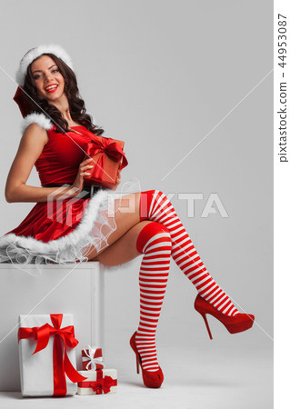 Girl with christmas presents 44953087