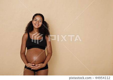 Studio portrait of pregnant woman  44954112