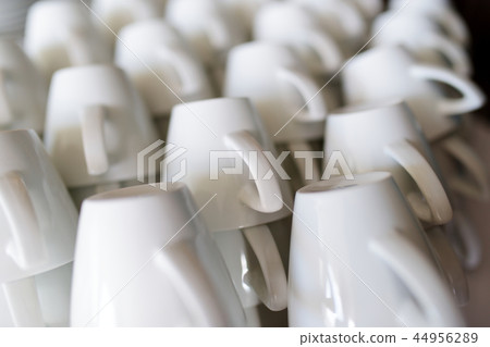 Many rows of pure white coffee cups Many rows of pure white coffee cups 44956289