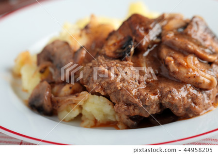 Salisbury steak with mashed potato 44958205
