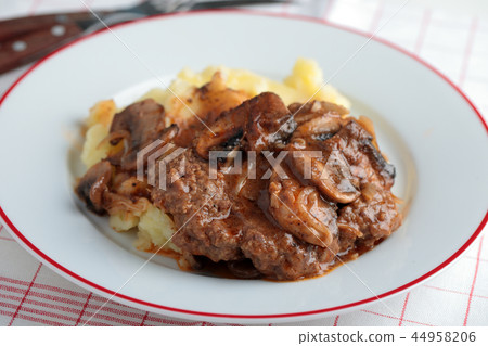 Salisbury steak with mashed potato 44958206