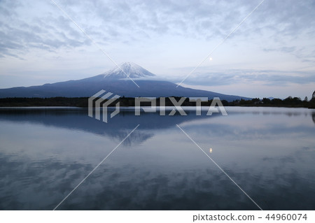 從Tanuki湖[富士宮市]富士山 44960074