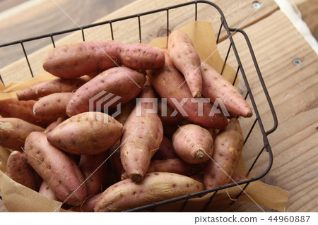 Annosuke in a wire basket 44960887