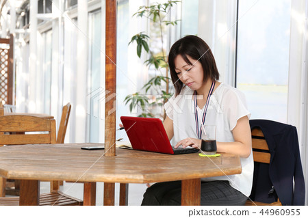 Nomad worker working in cafe 44960955